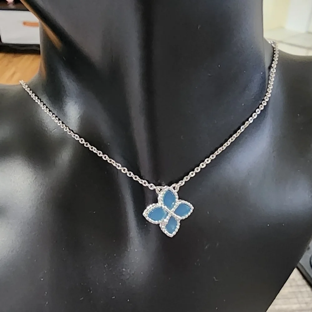 SAVVY CIE JEWELS Blue Agate Flower Pendant Necklace